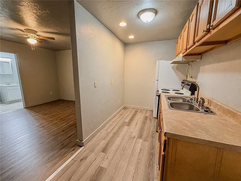 548 Hansen Ave #9 — Photo 5