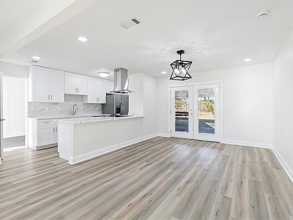 5th image of 370 Barton Ave