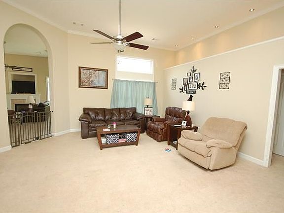 Spacious den/great room with plenty of room space 