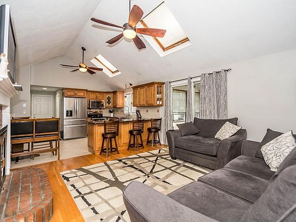 4th image of 80 Maura Dr