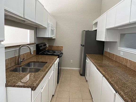 Granit kitchen with newer appliances. Lots of cabinet space.