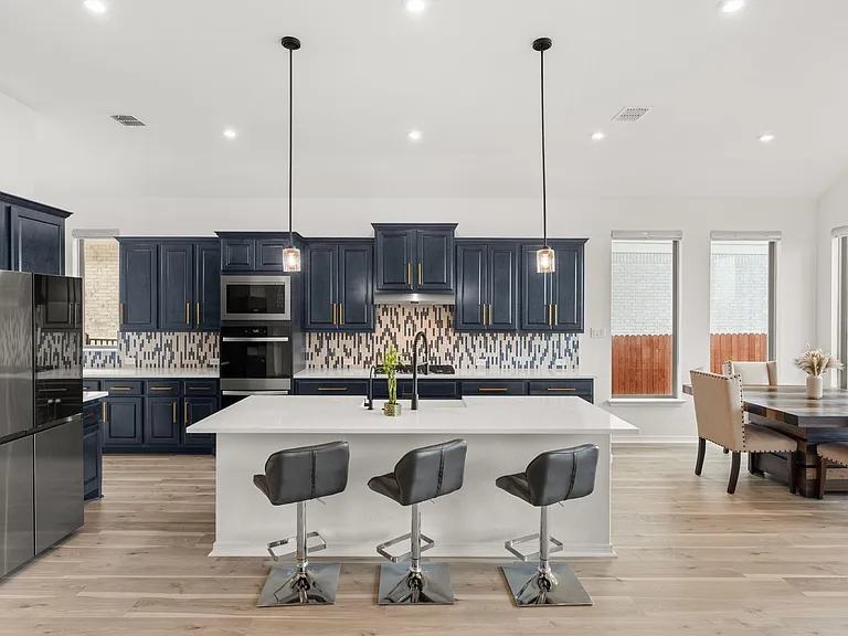 372 Hollister Dr — Photo 4