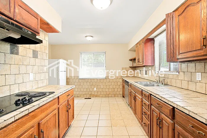 3 bed, 1.5 bath, 2126 sqft, $1,795 — Photo 4