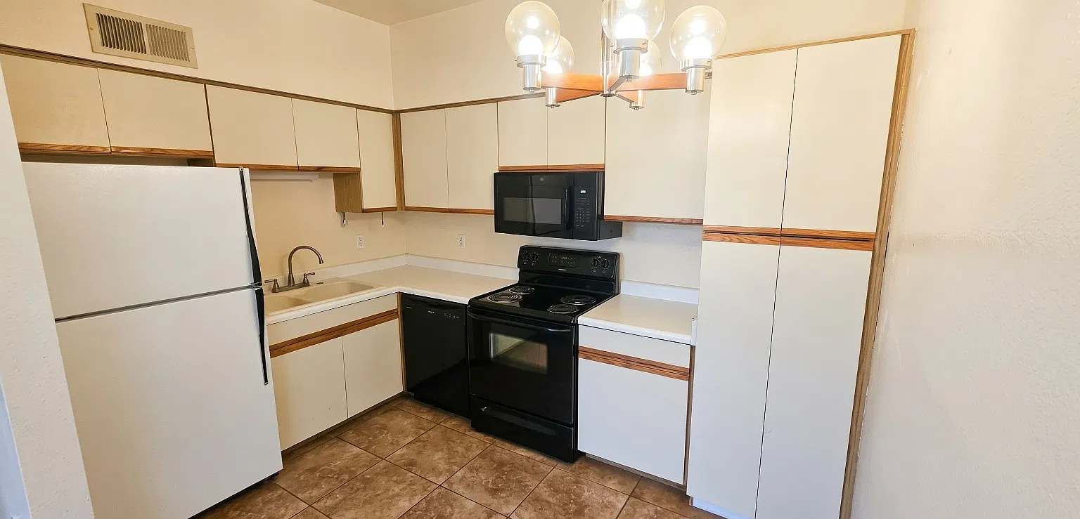2 bed, 700 sqft, $1,200 — Photo 2