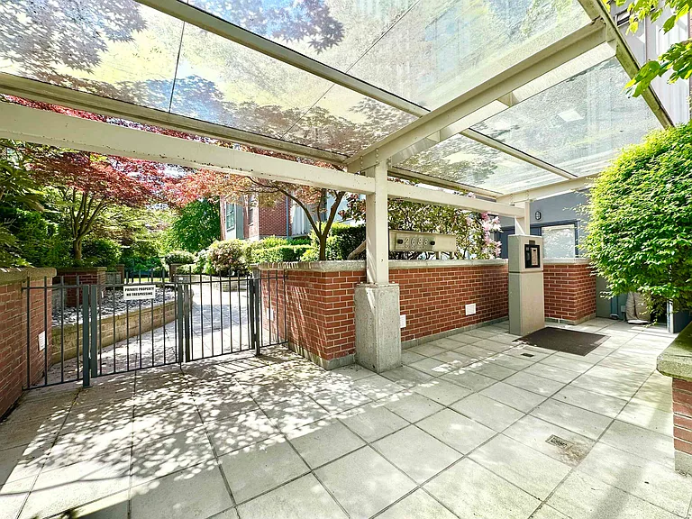 2688 Vine St — Photo 12