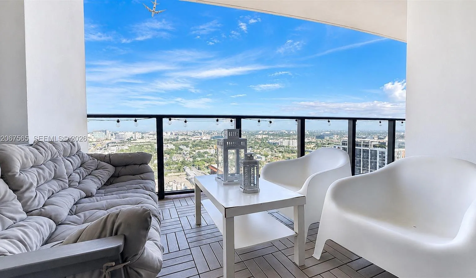 Canvas Condo — Photo 1