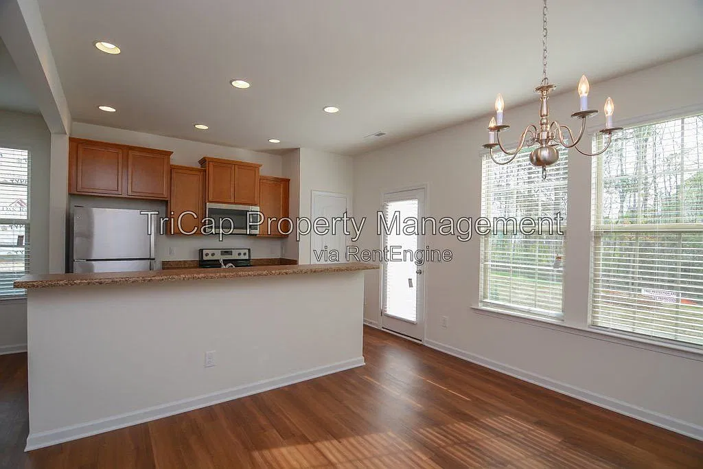 3 bed, 2.5 bath, 1630 sqft, $1,790 — Photo 4