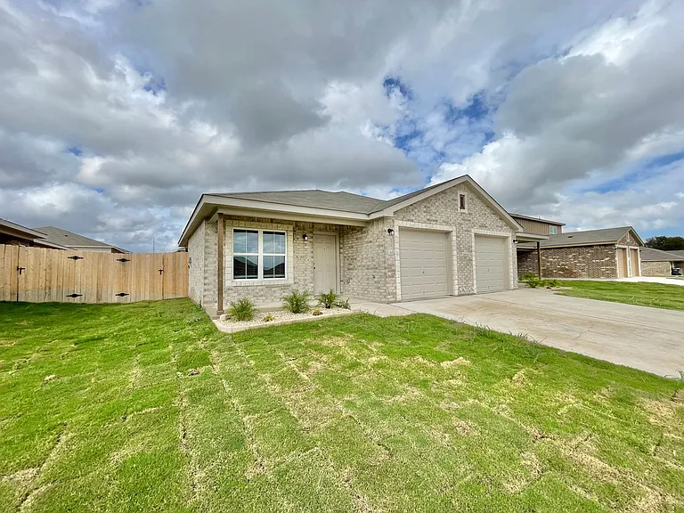 1806 Clovis Dr — Photo 2