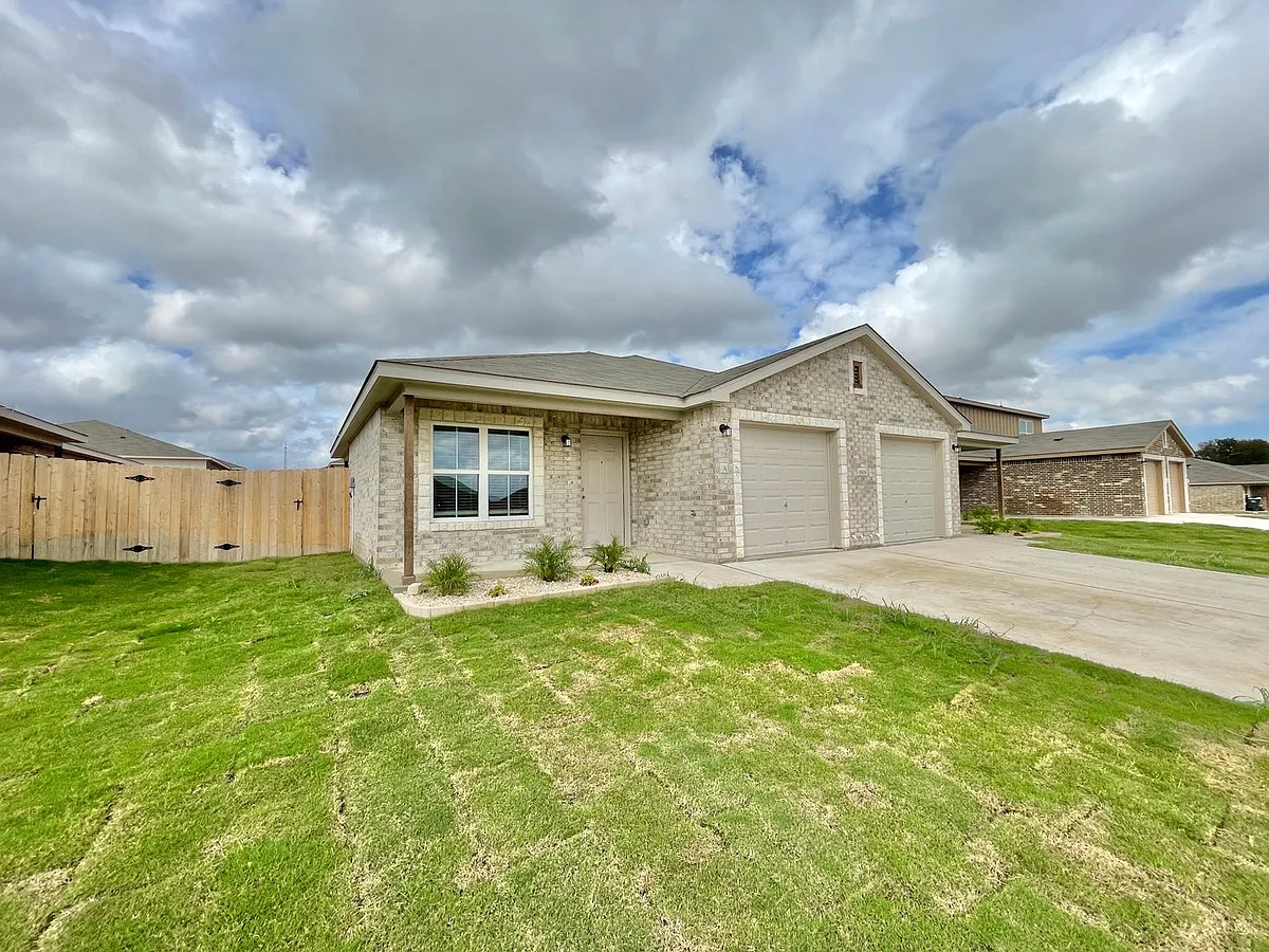 Building Photo - 1806 Clovis Dr
