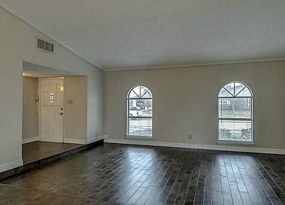 4th image of 2202 Belton Dr