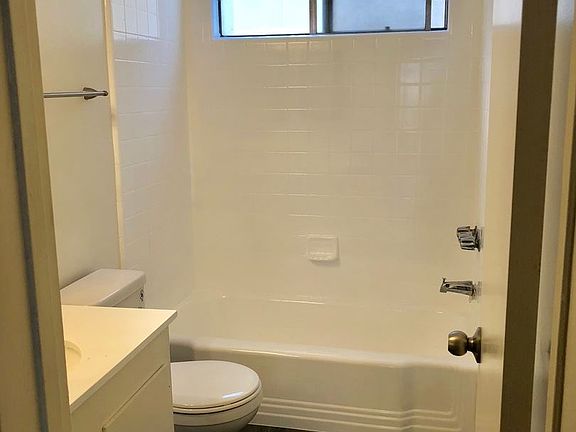 4th image of 838 S Wilton Pl APT 4