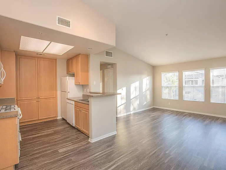 Laurel Canyon Apartment Homes — Photo 31