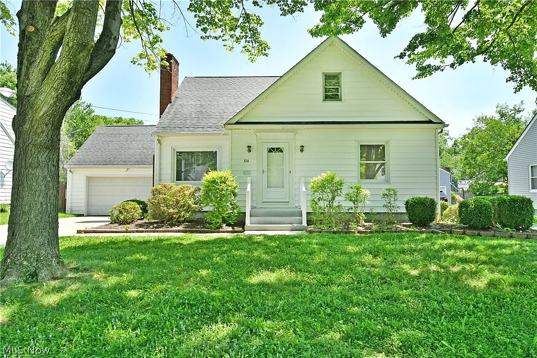 374 Adelaide Ave NE photo 1