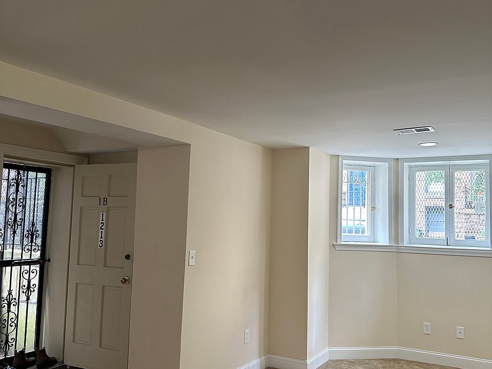 entrance into livingroom