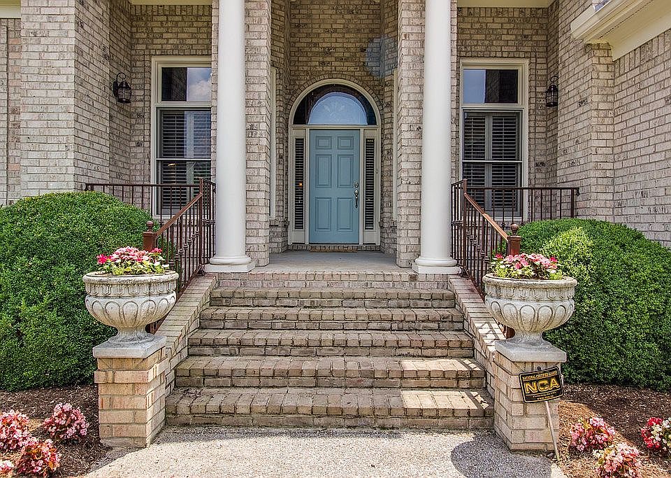1st image of 211 Gardenridge Dr