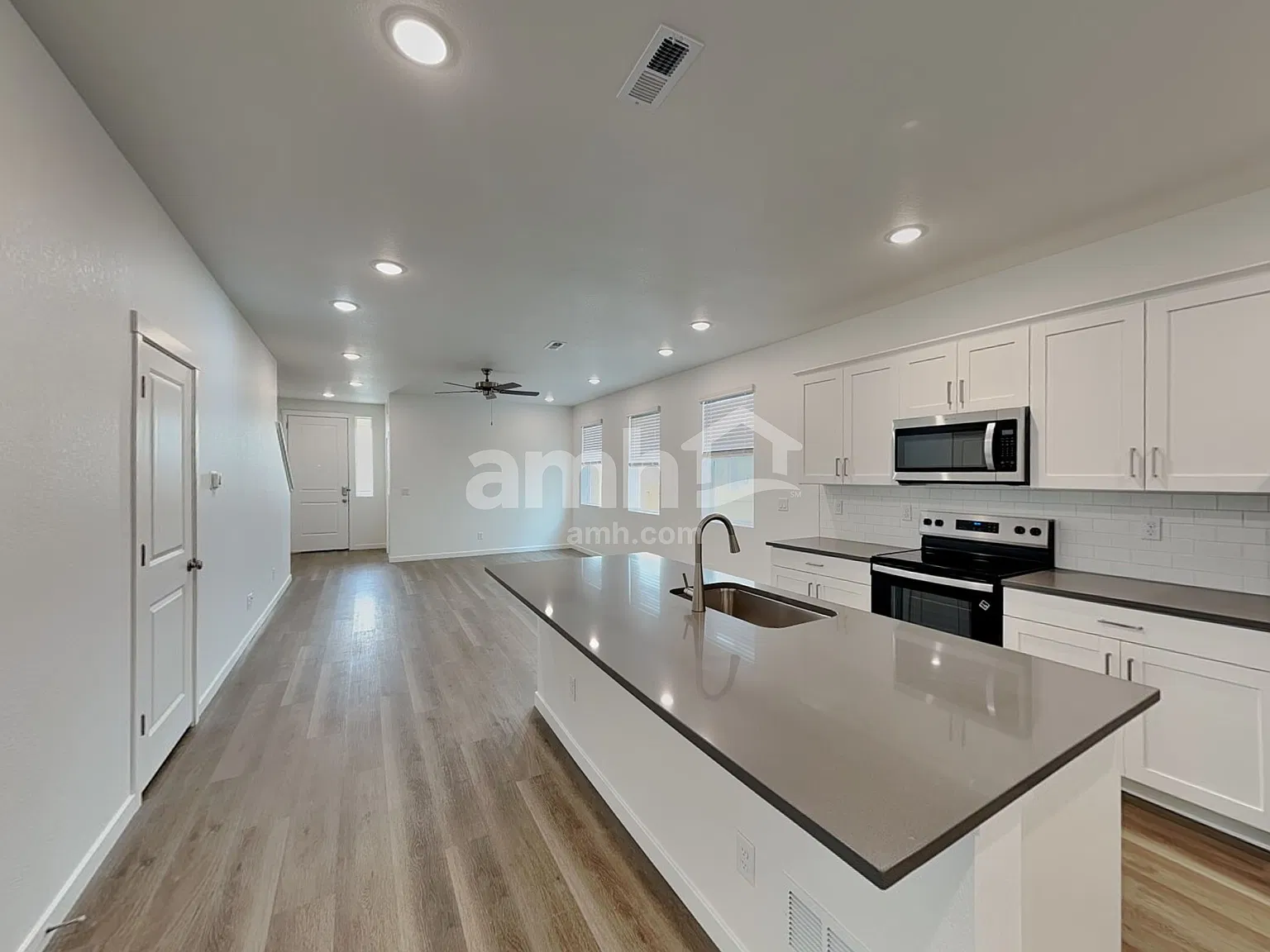 4 bed, 2.5 bath, 2202 sqft, $3,005 — Photo 3