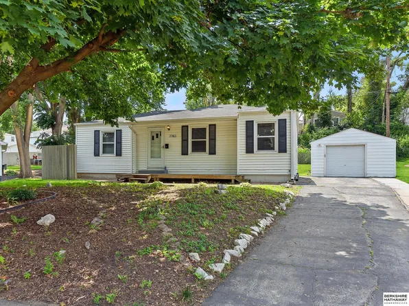 7743 Nicholas Cir, Omaha, NE 68114