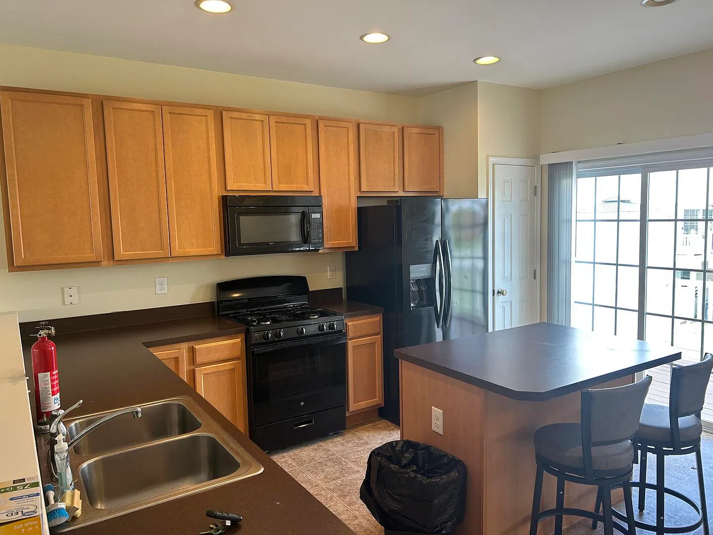 3 bed, 2.5 bath, 2400 sqft, $2,550 — Photo 4