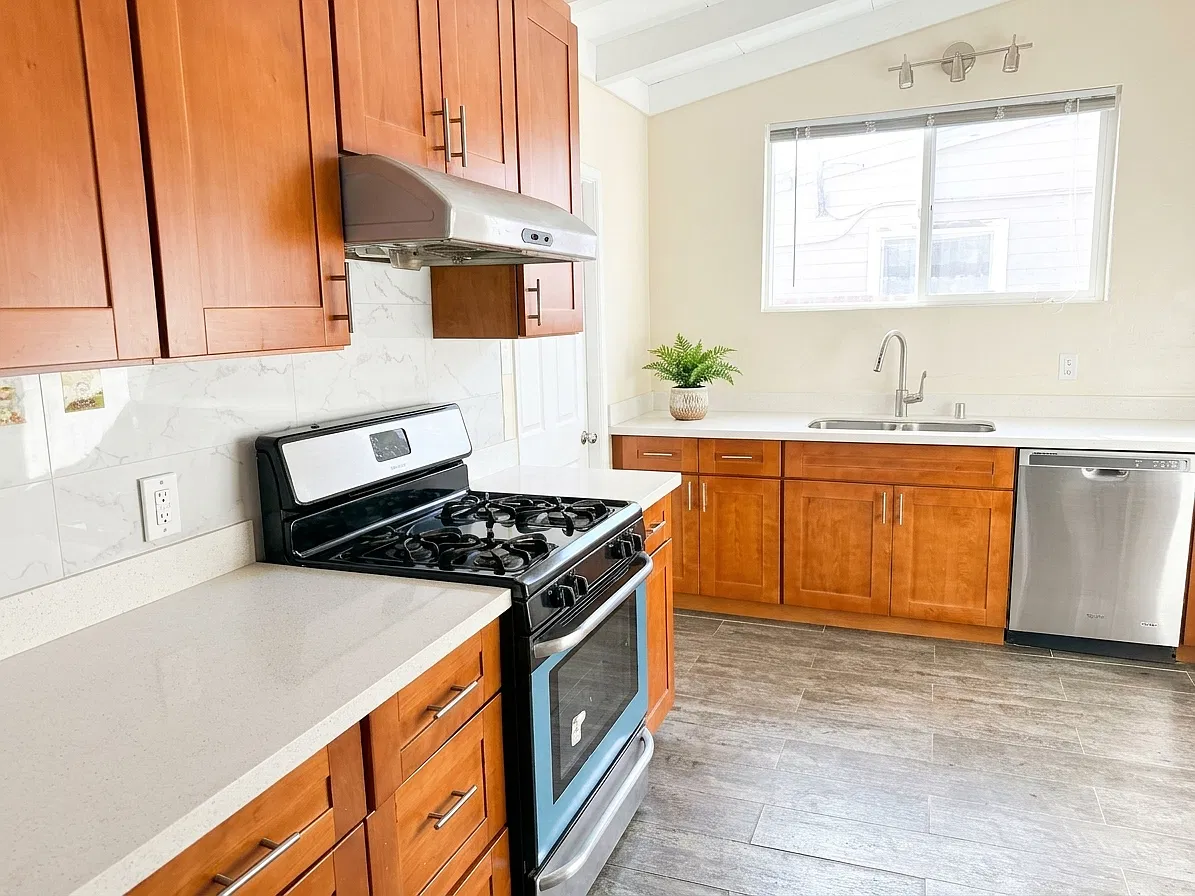3 bed, 1080 sqft, $4,800 — Photo 2