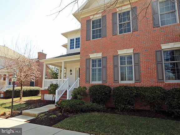 3rd image of 915 Pinehurst Dr
