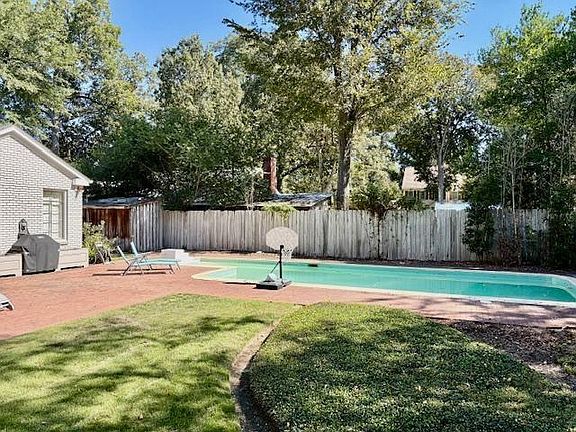 4th image of 325 Woodlawn Dr