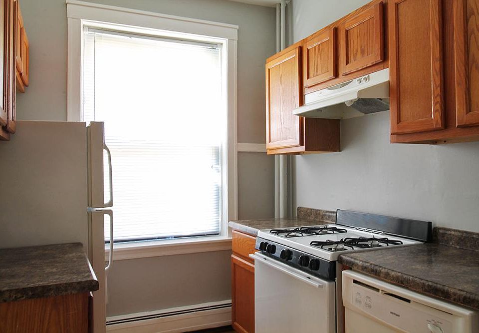1st image of 910 N Austin Blvd APT 2A