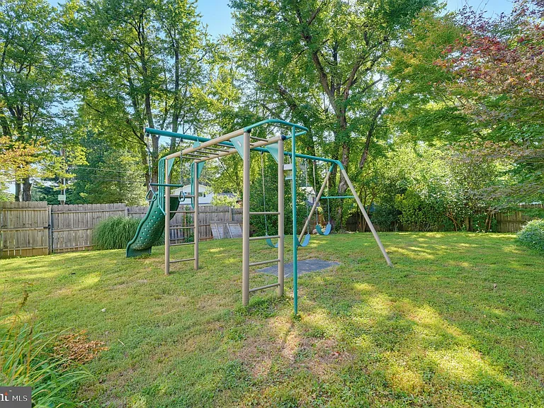 16818 Briardale Rd — Photo 37