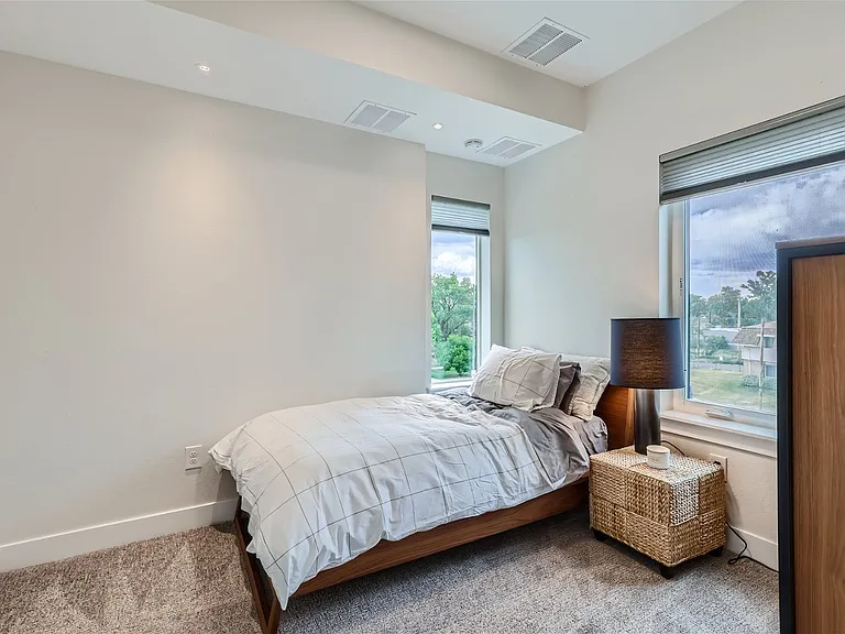 Second bedroom with twin bed, can be converted to home office