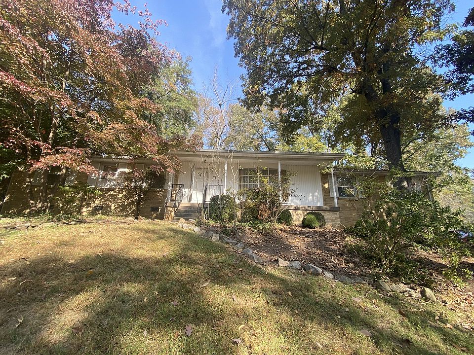 1st image of 910 Lucy Ln