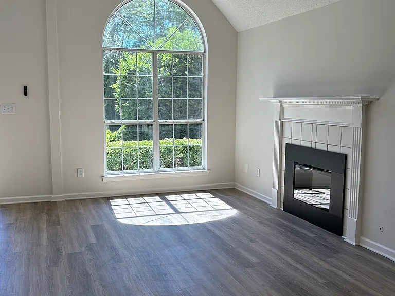 95 Prestwick Ln — Photo 2
