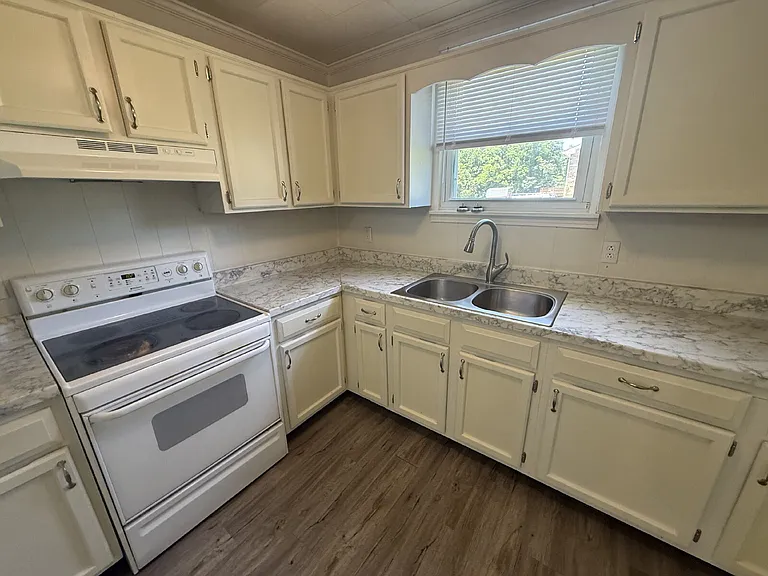 1318 Courtney Dr — Photo 7