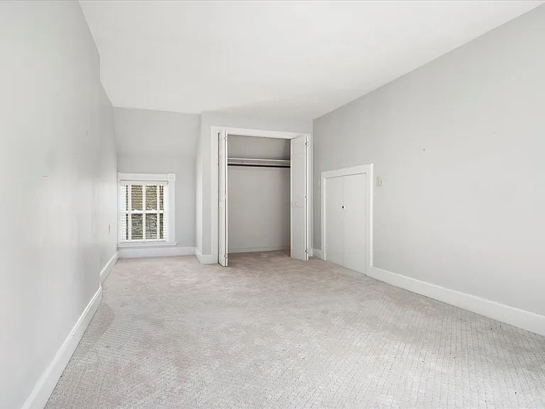 139 College St — Photo 42