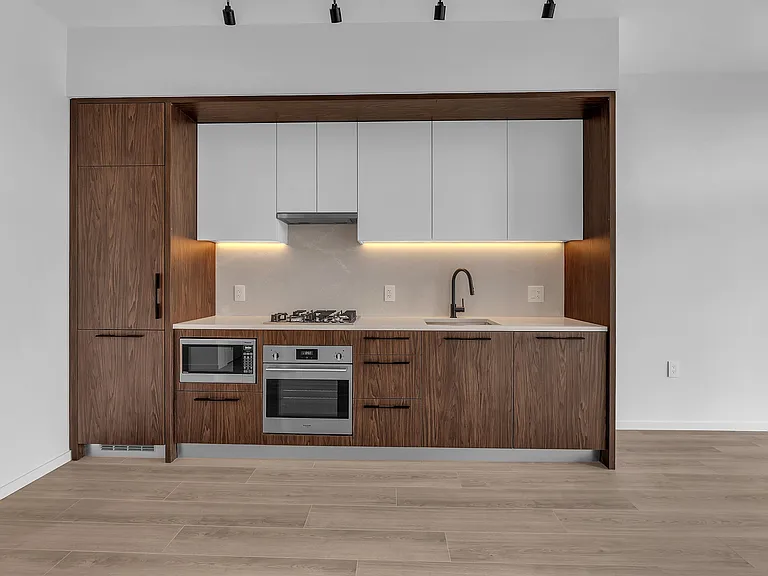 2729 Kingsway #4XX — Photo 2