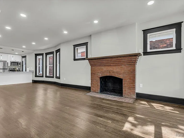 5240 Commonwealth St — Photo 7
