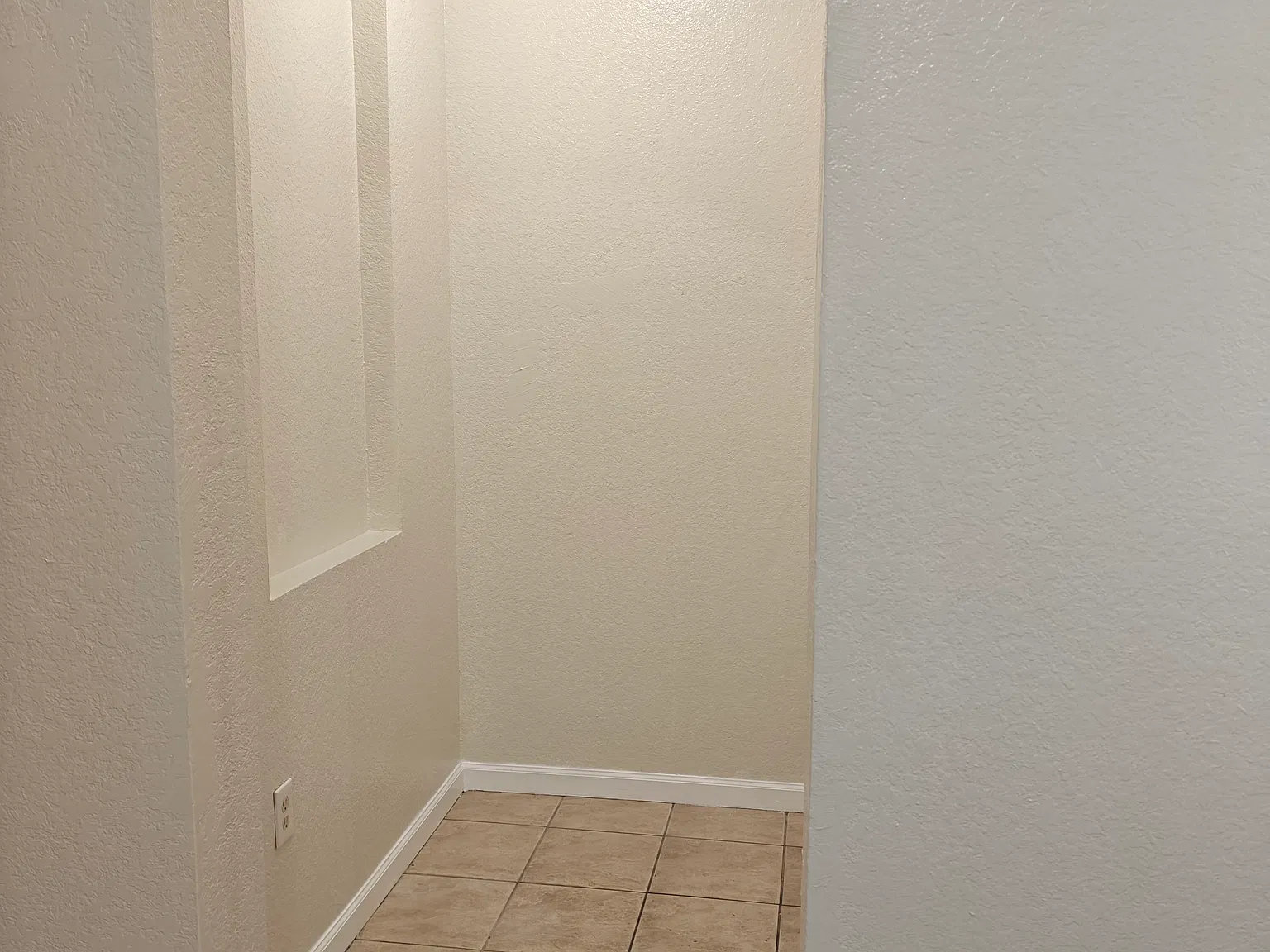 3 bed, 2.5 bath, 1384 sqft, $2,300 — Photo 3