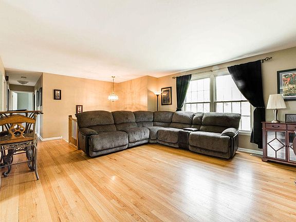 5th image of 1964 Brentwood Ln E