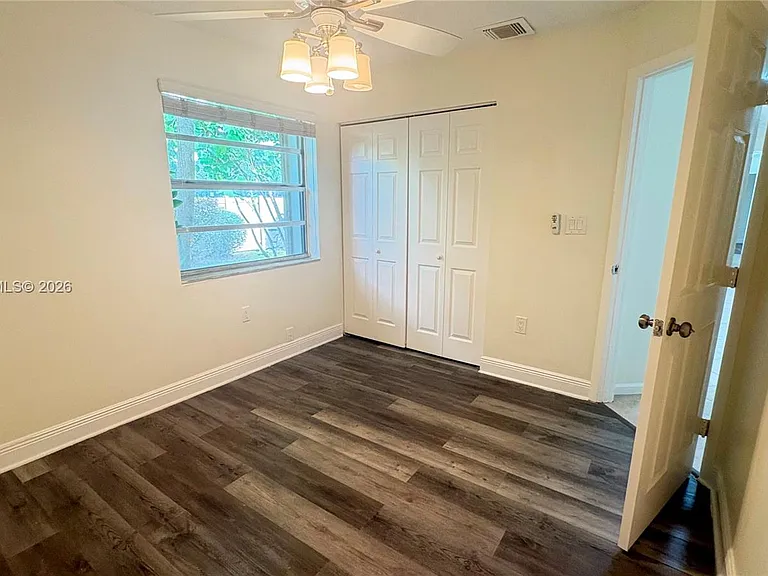 821 W Beckley Sq — Photo 15