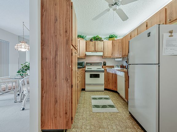 5th image of 1006 Green Pine Blvd APT B2