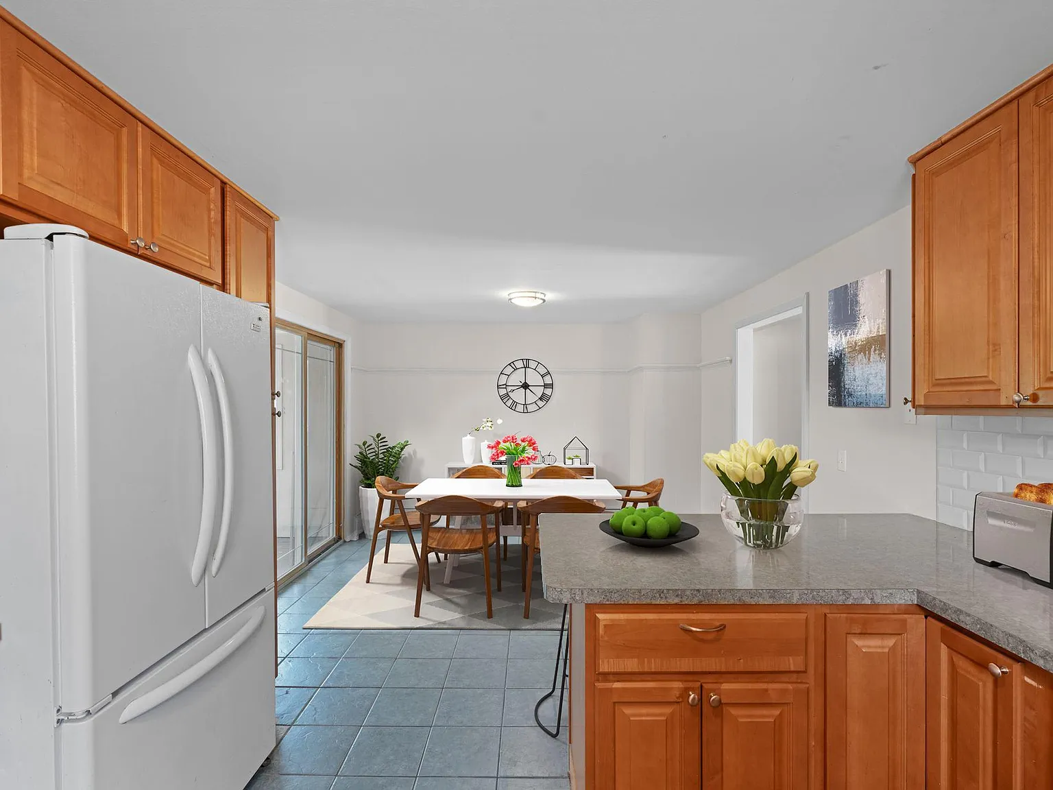 6 bed, 2300 sqft, $5,700 — Photo 4