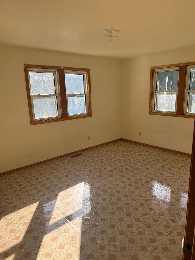 5 Bedroom / 2.5 Bathroom For Rent — Photo 3