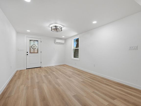3rd image of 830 Rowe St