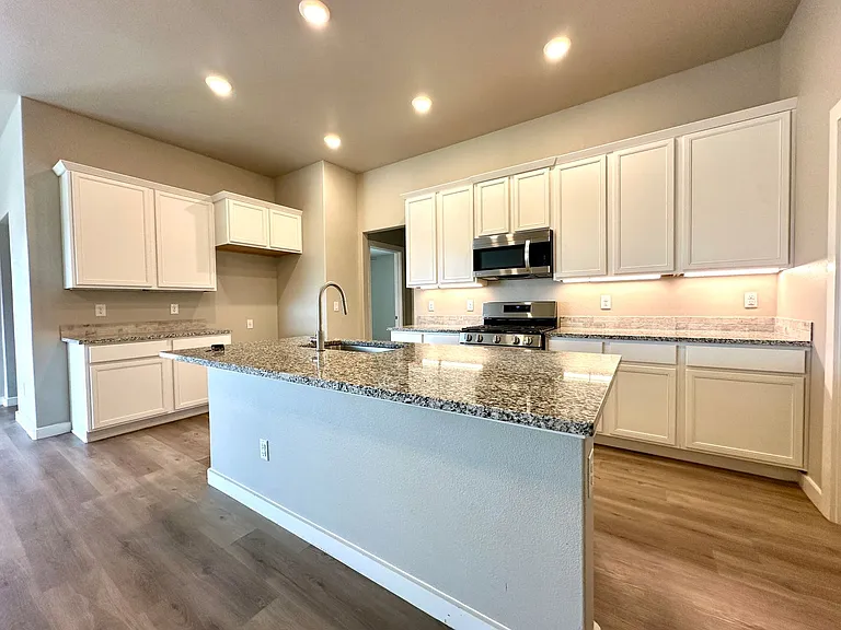2933 Abbeville Ave — Photo 3