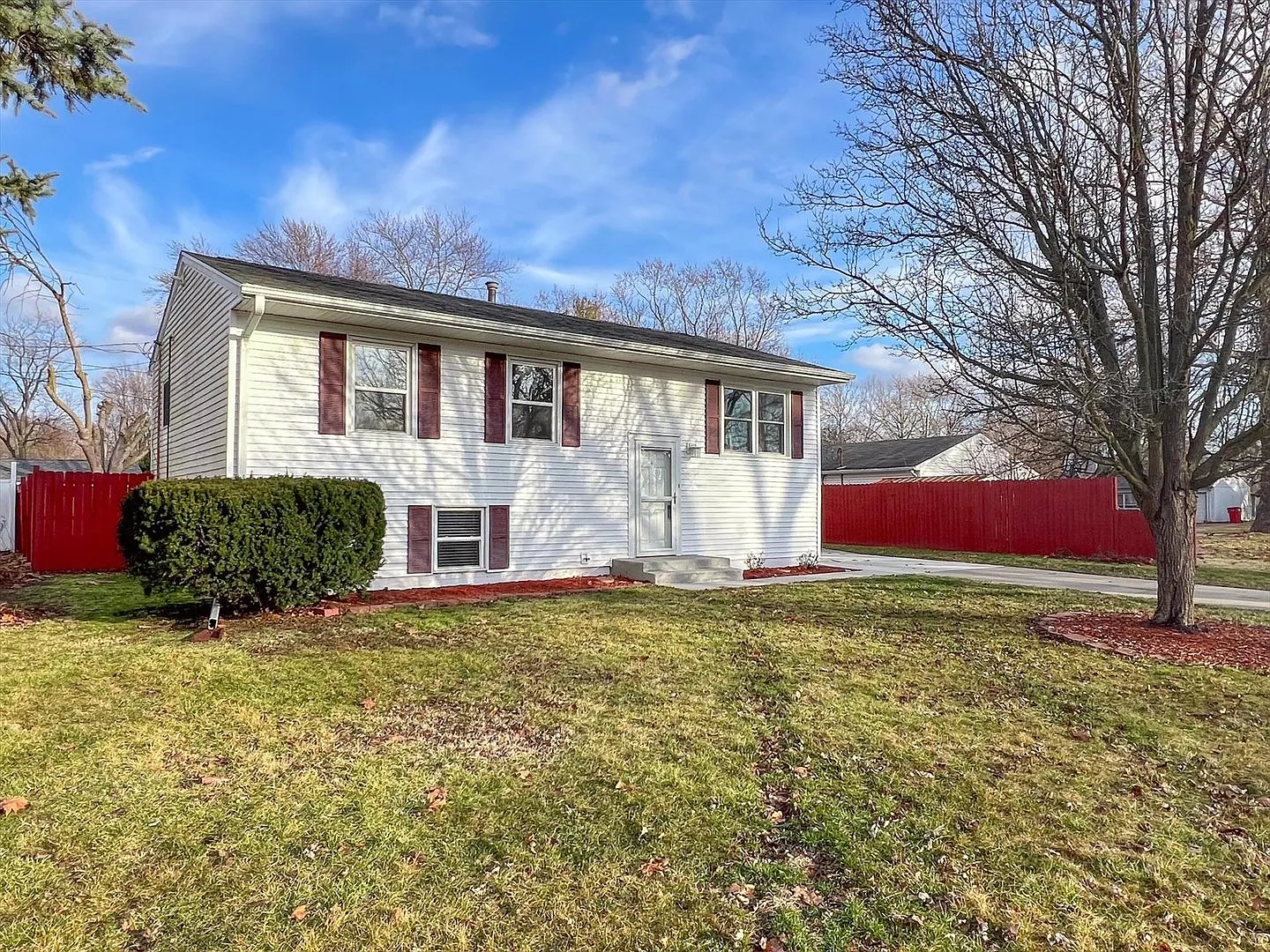 1404 Maplepark Dr photo 1