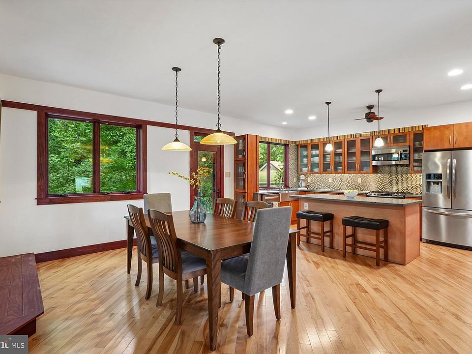 1st image of 9 Howarth Ave