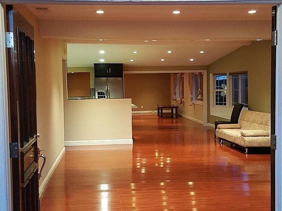 5th image of 372 Greenlake Dr #1