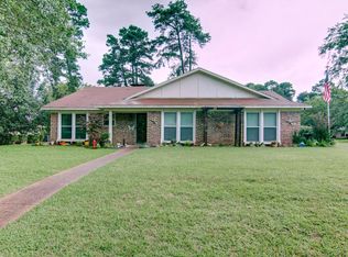 202 Quail Ln, Wake Village, TX 75501