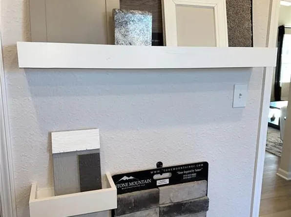 2222 Rock Creek Dr, Tonganoxie, KS 66086