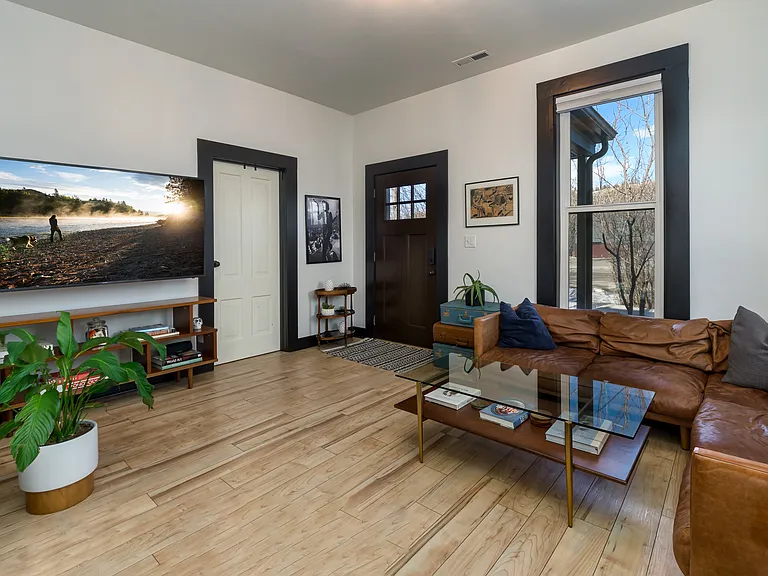 521 E Spruce St — Photo 16