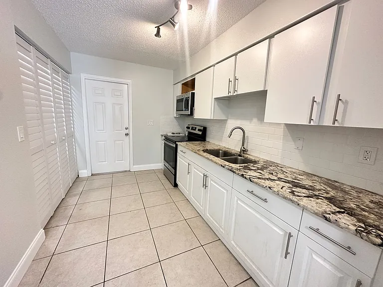 Lakeside Cove Apartments — Photo 3