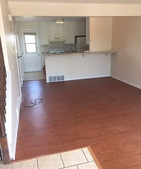 121 Oakwood Rd E — Photo 2